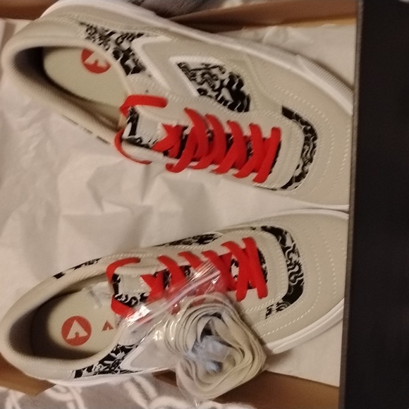 NWT  Men's Pair Of Airwalk Shoes In Original Box With Extra Color Laces - Picture 7 of 12